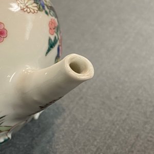 Une théière couverte en porcelaine de Chine famille rose à décor de coqs, Yongzheng — photo 11
