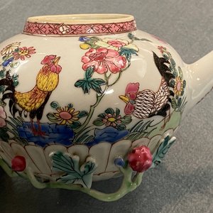 Une théière couverte en porcelaine de Chine famille rose à décor de coqs, Yongzheng — photo 12