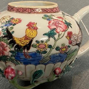 Une théière couverte en porcelaine de Chine famille rose à décor de coqs, Yongzheng — photo 13