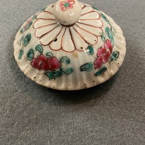 Une théière couverte en porcelaine de Chine famille rose à décor de coqs, Yongzheng — photo 8