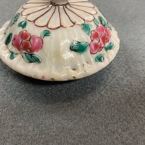 Une théière couverte en porcelaine de Chine famille rose à décor de coqs, Yongzheng — photo 10