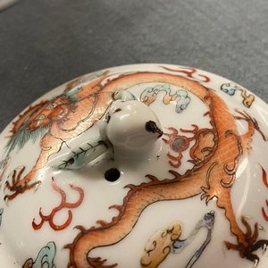 Une théière couverte en porcelaine de Chine famille rose à décor de dragons, 19ème — photo 8