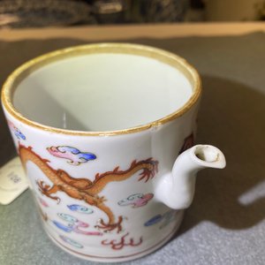 Une théière couverte en porcelaine de Chine famille rose à décor de dragons, 19ème — photo 10