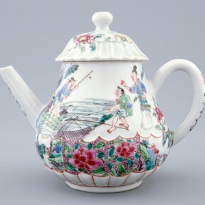 Une théière couverte en porcelaine de Chine famille rose à décor de la pêche, Yongzheng, 1723-1735 — photo 2
