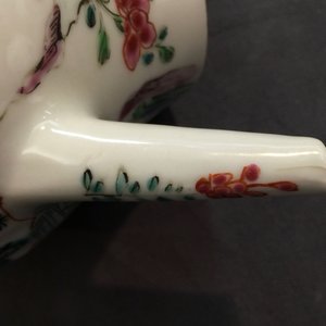 Une théière couverte en porcelaine de Chine famille rose à décor de la pêche, Yongzheng, 1723-1735 — photo 4