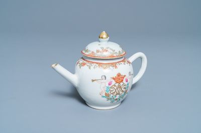 Une théière couverte en porcelaine de Chine famille rose à décor d'un monogramme, datée 1763, Qianlong