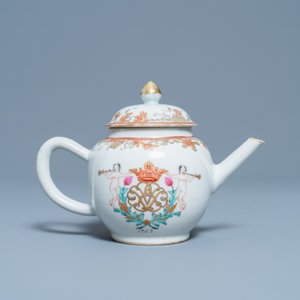 Une théière couverte en porcelaine de Chine famille rose à décor d'un monogramme, datée 1763, Qianlong — photo 4