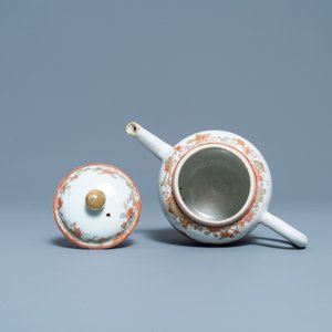 Une théière couverte en porcelaine de Chine famille rose à décor d'un monogramme, datée 1763, Qianlong — photo 6