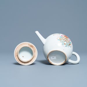 Une théière couverte en porcelaine de Chine famille rose à décor d'un monogramme, datée 1763, Qianlong — photo 7