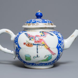 Une théière couverte en porcelaine de Chine famille rose à décor d'un perroquet, Yongzheng/Qianlong — photo 1