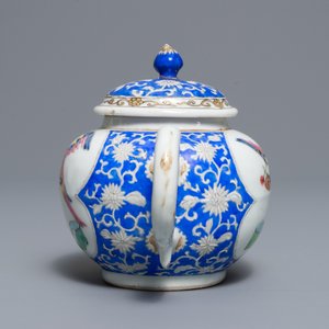 Une théière couverte en porcelaine de Chine famille rose à décor d'un perroquet, Yongzheng/Qianlong — photo 2