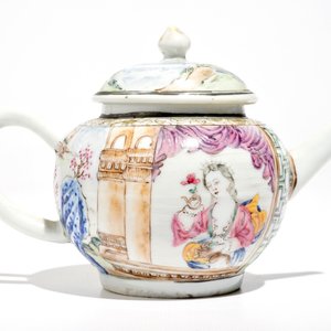 Une théière couverte en porcelaine de Chine famille rose à décor d'une dame et son petit chien, Yongzheng — photo 3
