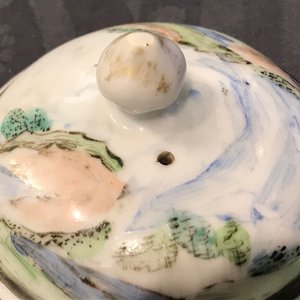 Une théière couverte en porcelaine de Chine famille rose à décor d'une dame et son petit chien, Yongzheng — photo 10
