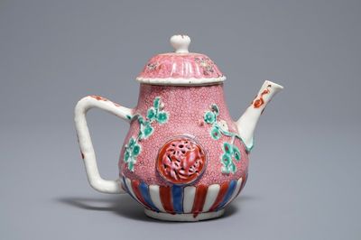 Une théière couverte en porcelaine de Chine famille rose à décor en relief, Yongzheng