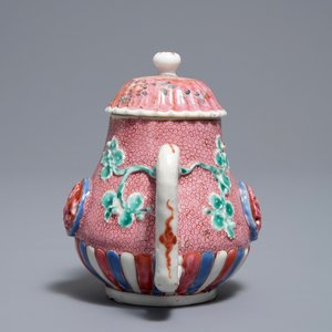 Une théière couverte en porcelaine de Chine famille rose à décor en relief, Yongzheng — photo 4