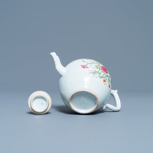 Une théière couverte en porcelaine de Chine famille rose à décor floral, Qianlong — photo 7