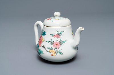 Une théière couverte en porcelaine de Chine famille rose à décor floral, Yongzheng