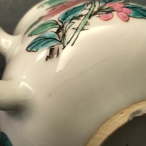 Une théière couverte en porcelaine de Chine famille rose à décor floral, Yongzheng — photo 22