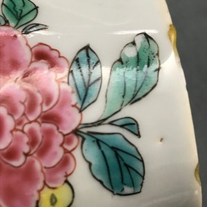 Une théière couverte en porcelaine de Chine famille rose à décor floral, Yongzheng — photo 23