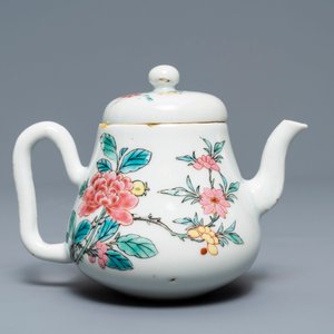Une théière couverte en porcelaine de Chine famille rose à décor floral, Yongzheng — photo 4