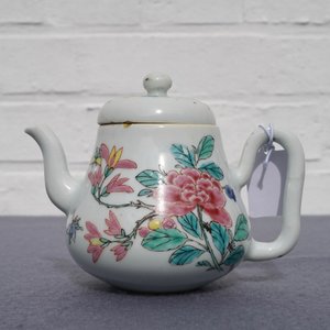 Une théière couverte en porcelaine de Chine famille rose à décor floral, Yongzheng — photo 10