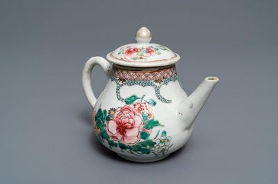 Une théière couverte en porcelaine de Chine famille rose à décor floral, Yongzheng