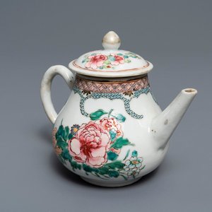 Une théière couverte en porcelaine de Chine famille rose à décor floral, Yongzheng — photo 1