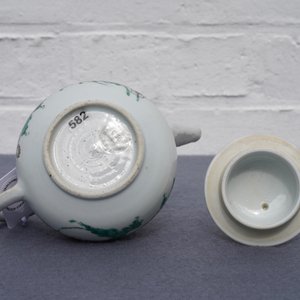 Une théière couverte en porcelaine de Chine famille rose à décor floral, Yongzheng — photo 12