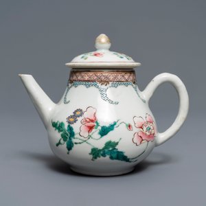 Une théière couverte en porcelaine de Chine famille rose à décor floral, Yongzheng — photo 3