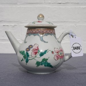 Une théière couverte en porcelaine de Chine famille rose à décor floral, Yongzheng — photo 7