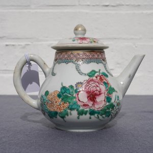 Une théière couverte en porcelaine de Chine famille rose à décor floral, Yongzheng — photo 9
