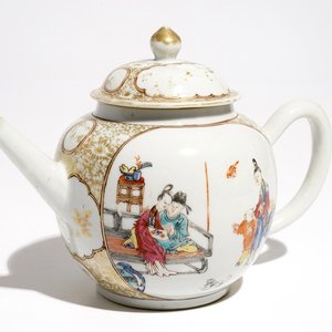 Une théière couverte en porcelaine de Chine famille rose à décor mandarin, Qianlong — photo 1