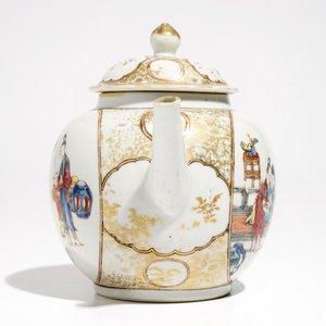 Une théière couverte en porcelaine de Chine famille rose à décor mandarin, Qianlong — photo 3