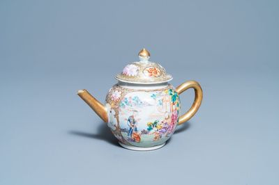 Une théière couverte en porcelaine de Chine famille rose à décor mandarin, Qianlong