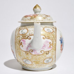 Une théière couverte en porcelaine de Chine famille rose à décor mandarin, Qianlong — photo 3