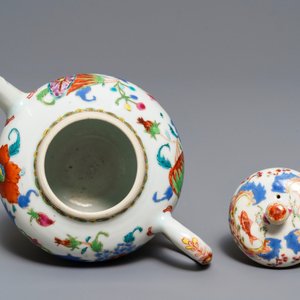 Une théière couverte en porcelaine de Chine famille rose à décor 'Pompadour', Qianlong — photo 6