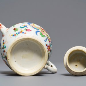 Une théière couverte en porcelaine de Chine famille rose à décor 'Pompadour', Qianlong — photo 7