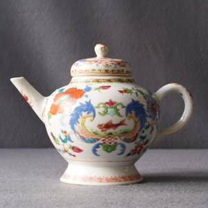 Une théière couverte en porcelaine de Chine famille rose à décor 'Pompadour', Qianlong — photo 10