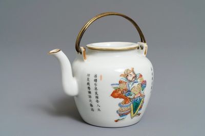 Une théière couverte en porcelaine de Chine famille rose à décor 'Wu Shuang Pu', 19ème