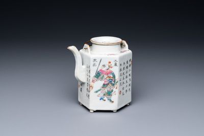 Une théière couverte en porcelaine de Chine famille rose à décor 'Wu Shuang Pu', 19ème