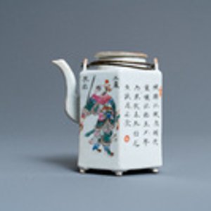 Une théière couverte en porcelaine de Chine famille rose à décor 'Wu Shuang Pu', 19ème — photo 2