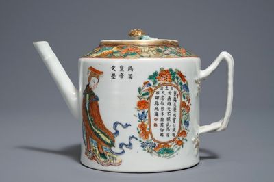 Une théière couverte en porcelaine de Chine famille rose à décor 'Wu Shuang Pu', 19ème