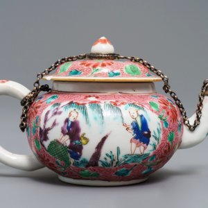 Une théière couverte en porcelaine de Chine famille rose à monture en argent, Yongzheng — photo 2
