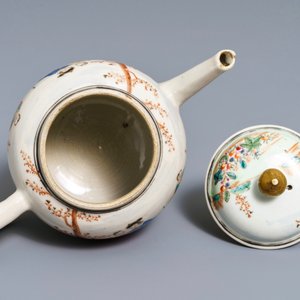 Une théière couverte en porcelaine de Chine famille rose à sujet européen, Qianlong — photo 6