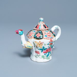 Une théière couverte en porcelaine de Chine famille rose au bec en forme de phénix, Yongzheng — photo 1