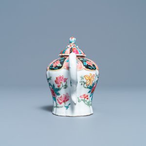 Une théière couverte en porcelaine de Chine famille rose au bec en forme de phénix, Yongzheng — photo 3