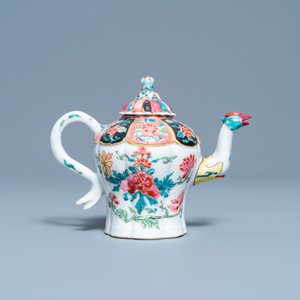 Une théière couverte en porcelaine de Chine famille rose au bec en forme de phénix, Yongzheng — photo 4
