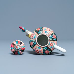 Une théière couverte en porcelaine de Chine famille rose au bec en forme de phénix, Yongzheng — photo 6