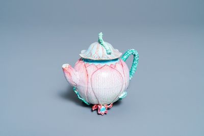 Une théière couverte en porcelaine de Chine famille rose en forme de lotus, Yongzheng