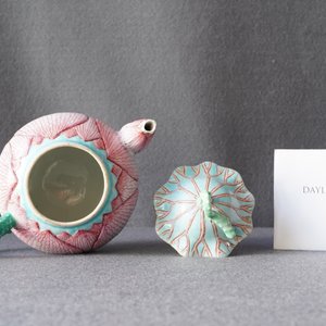 Une théière couverte en porcelaine de Chine famille rose en forme de lotus, Yongzheng — photo 11